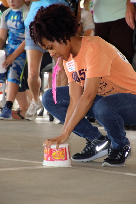 Celebrity News Lady getting set to release her frog for the race