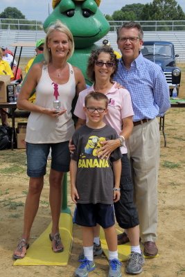 LIA Lady & Adam presenting Dawn Westfall her LIA Trophy
